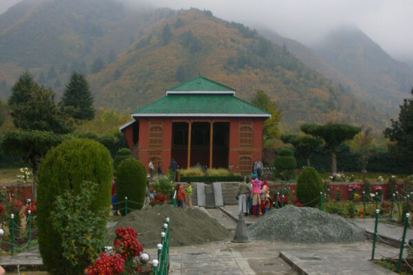 Kashmir Scenic Splendor Tour Package – 6 N / 7 D