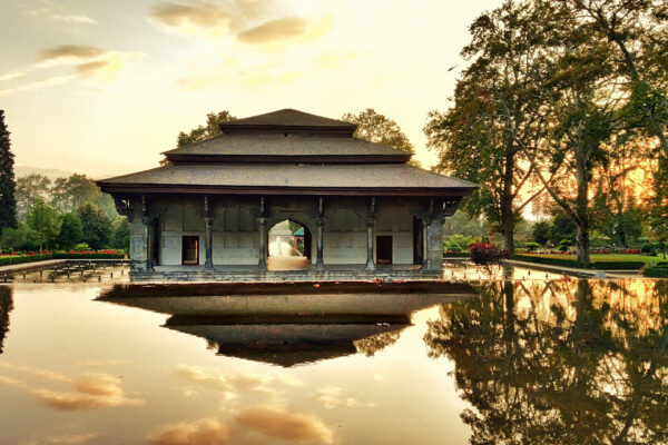 Kashmir Scenic Splendor Tour Package – 6 N / 7 D